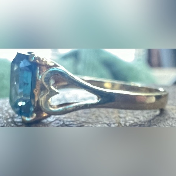 Elegant Blue Topaz Ring - Picture 4 of 6